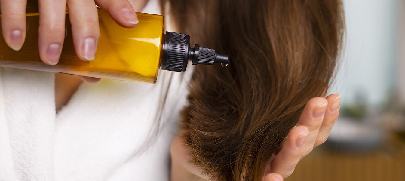 Les erreurs à éviter dans l’entretien des cheveux abîmés ou défrisés