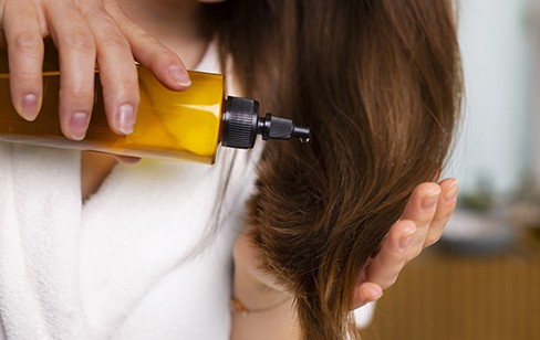 Les erreurs à éviter dans l’entretien des cheveux abîmés ou défrisés